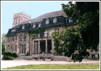 Schloss Brnicke, nahe
Stadt Bernau bei Berlin:
Schloss mit Zukunft - Gutshof,
Park, Ausstellungen ... Konzerte
